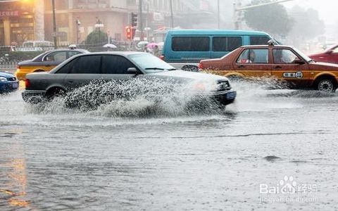 如何应对暴雨积水路面