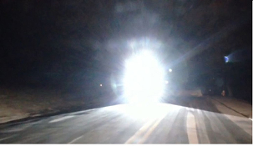 高速公路夜间行车应如何正确使用车灯